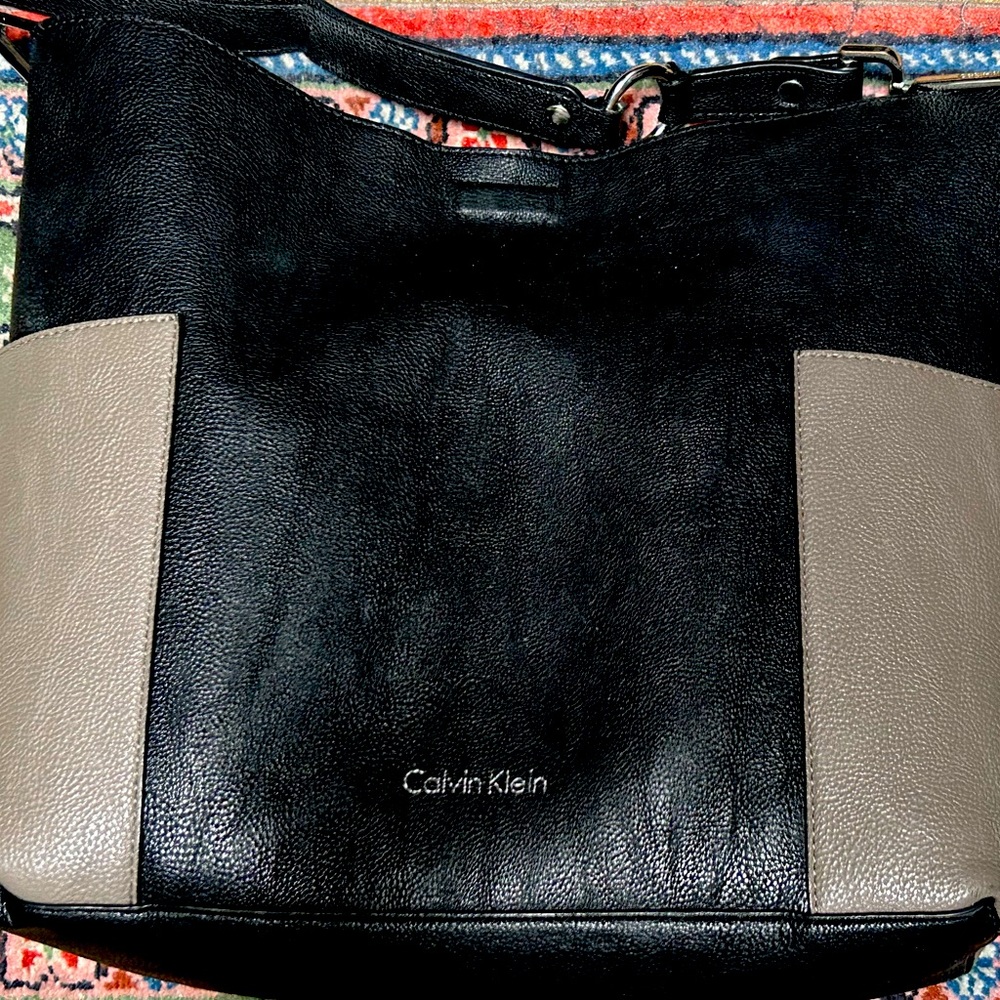 Women’s two toned designer bag. Black leather with grey leather side pockets.